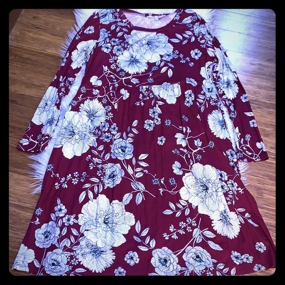 JODIFL Dresses & Skirts - **Host Pick** Beautiful Burgundy Floral Dress